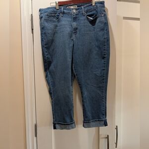 Levi's Signature Mid-Rise Capris,16